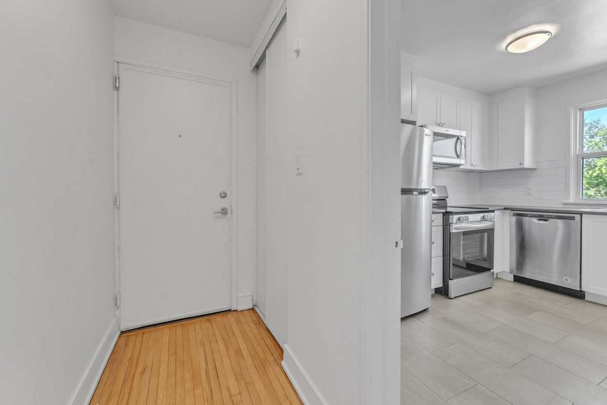 389-401 Yonge Street - Photo 4 of 19