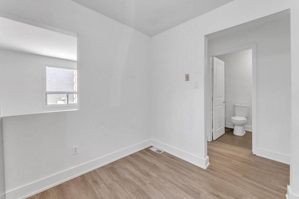 371 Yonge Street - Photo 2 of 18