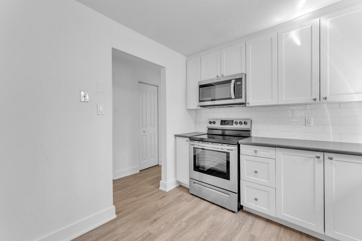 371 Yonge Street - Photo 3 of 18