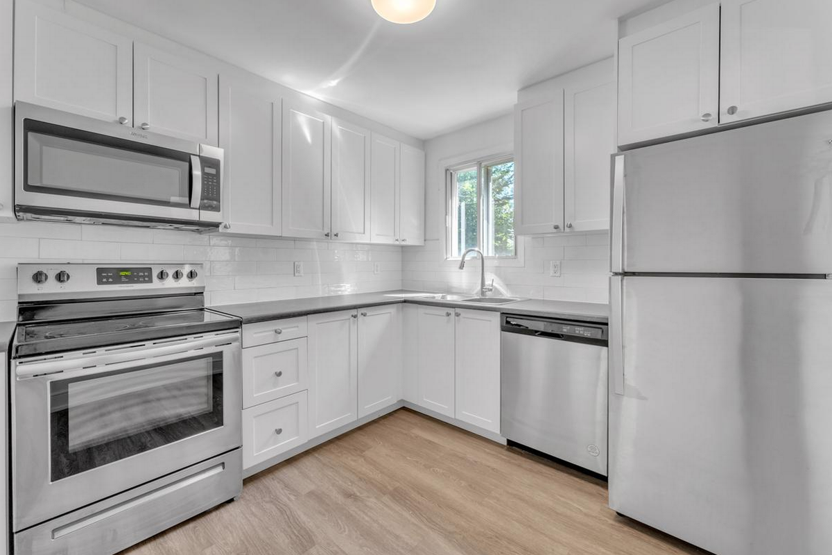 371 Yonge Street - Photo 6 of 18