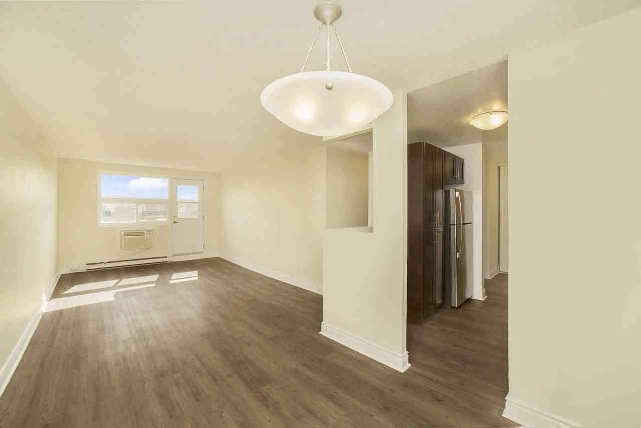 10 Radisson - Photo 3 of 50