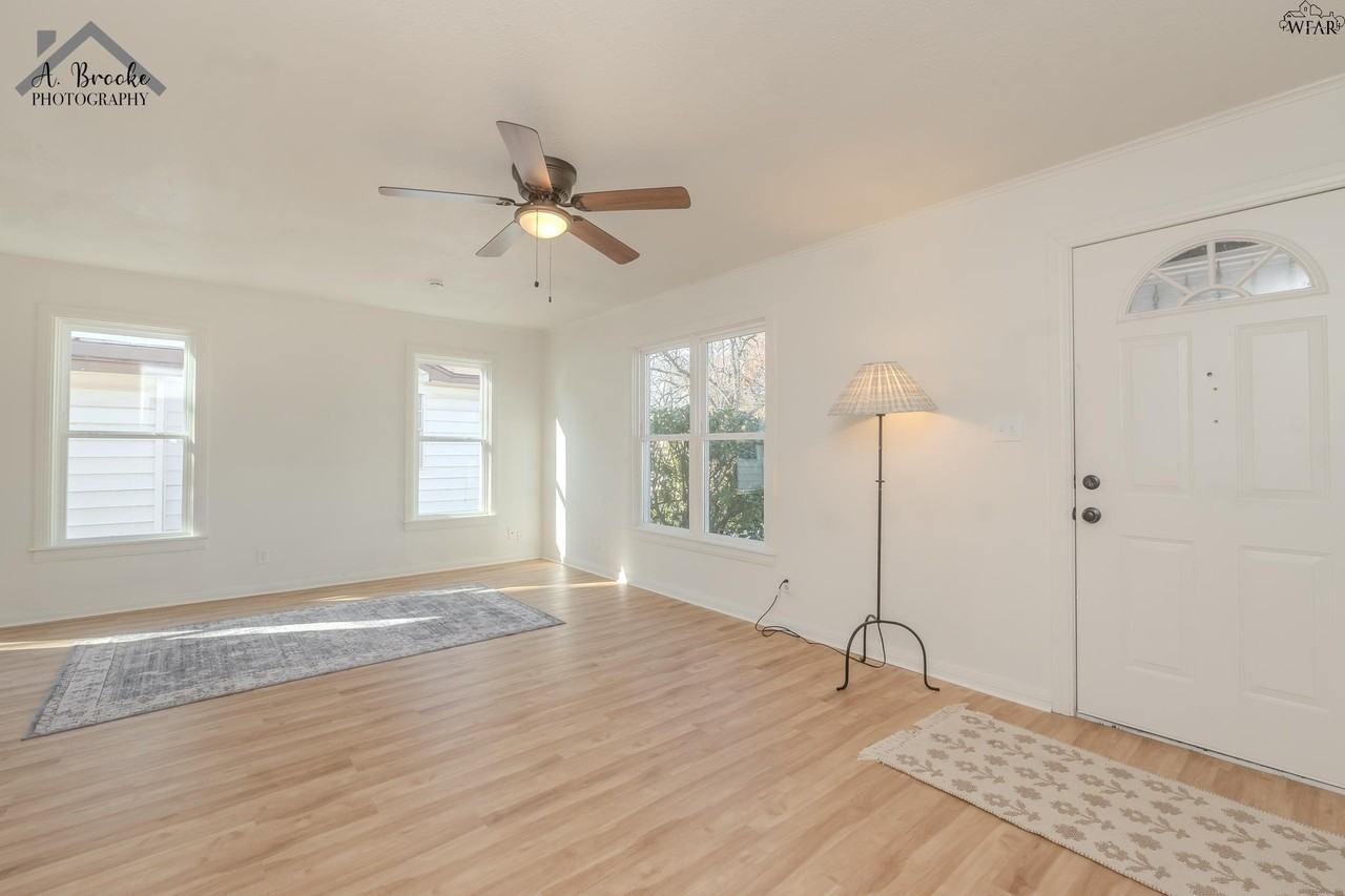 3213 Hollywood Ave - Photo 4 of 26