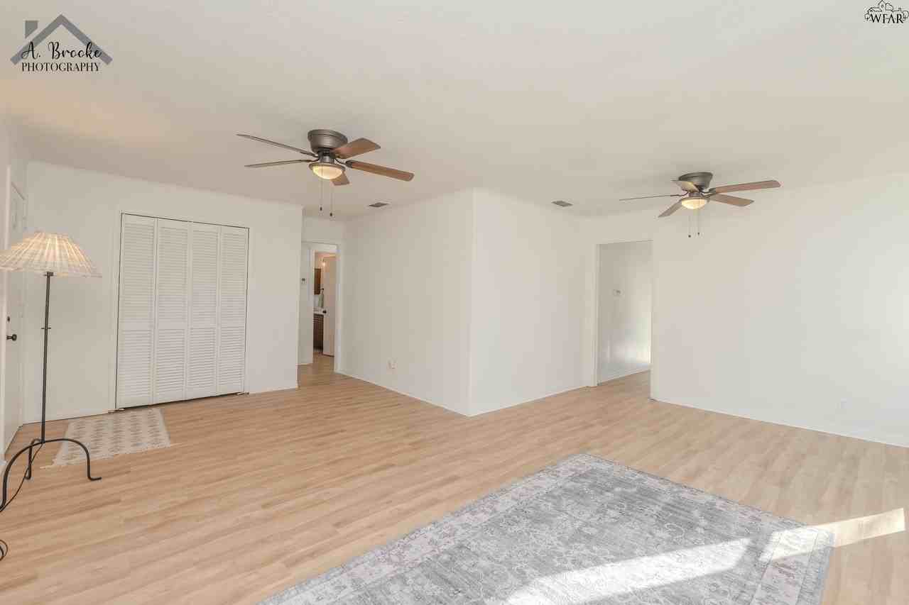 3213 Hollywood Ave - Photo 5 of 26