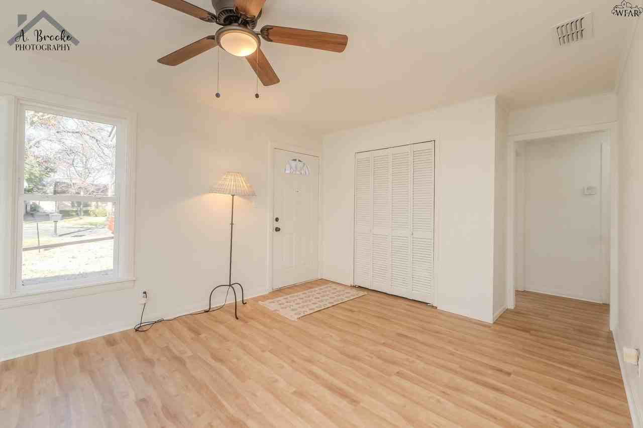 3213 Hollywood Ave - Photo 7 of 26