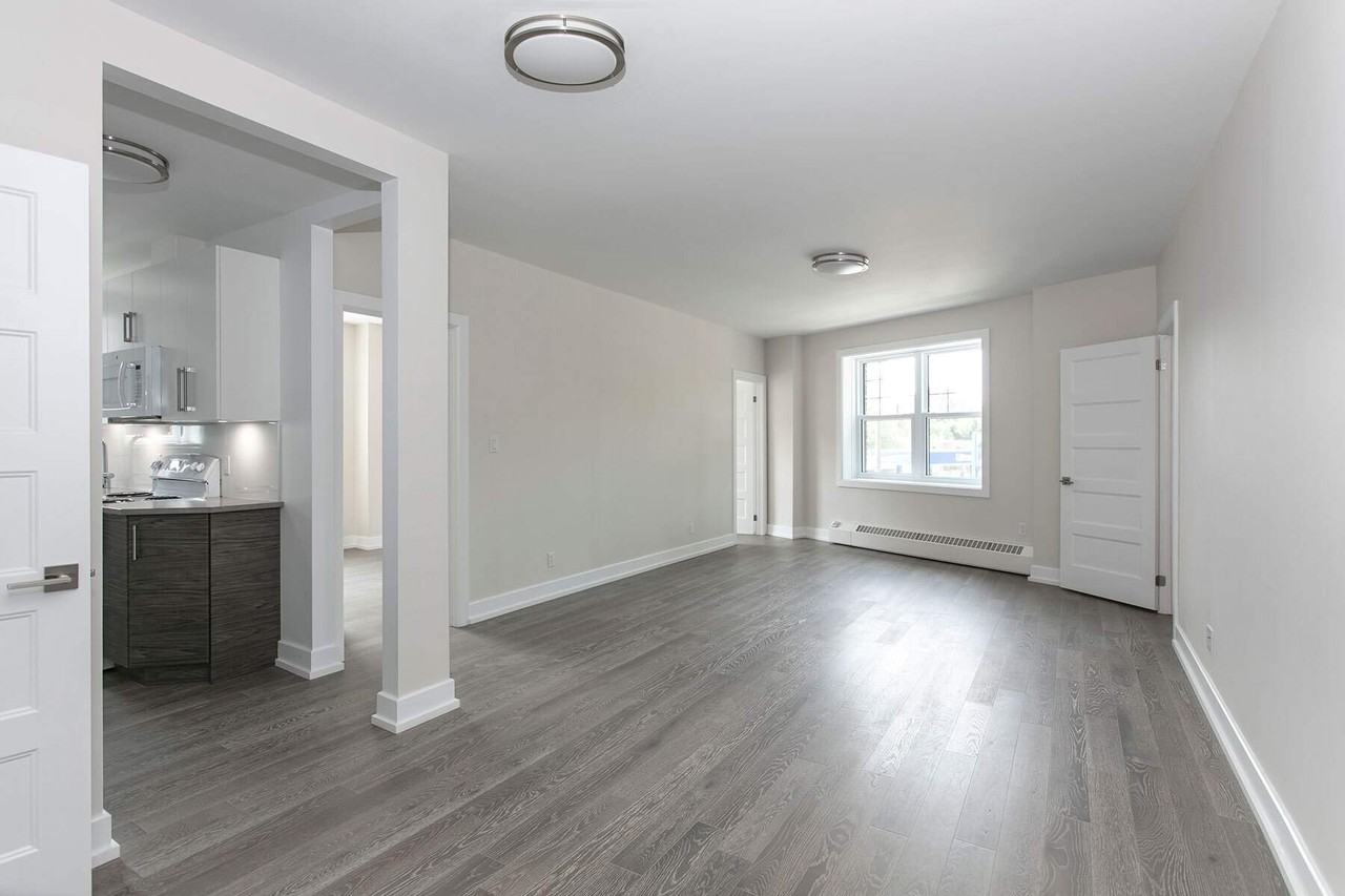 6878 Sherbrooke - Photo 2 of 19