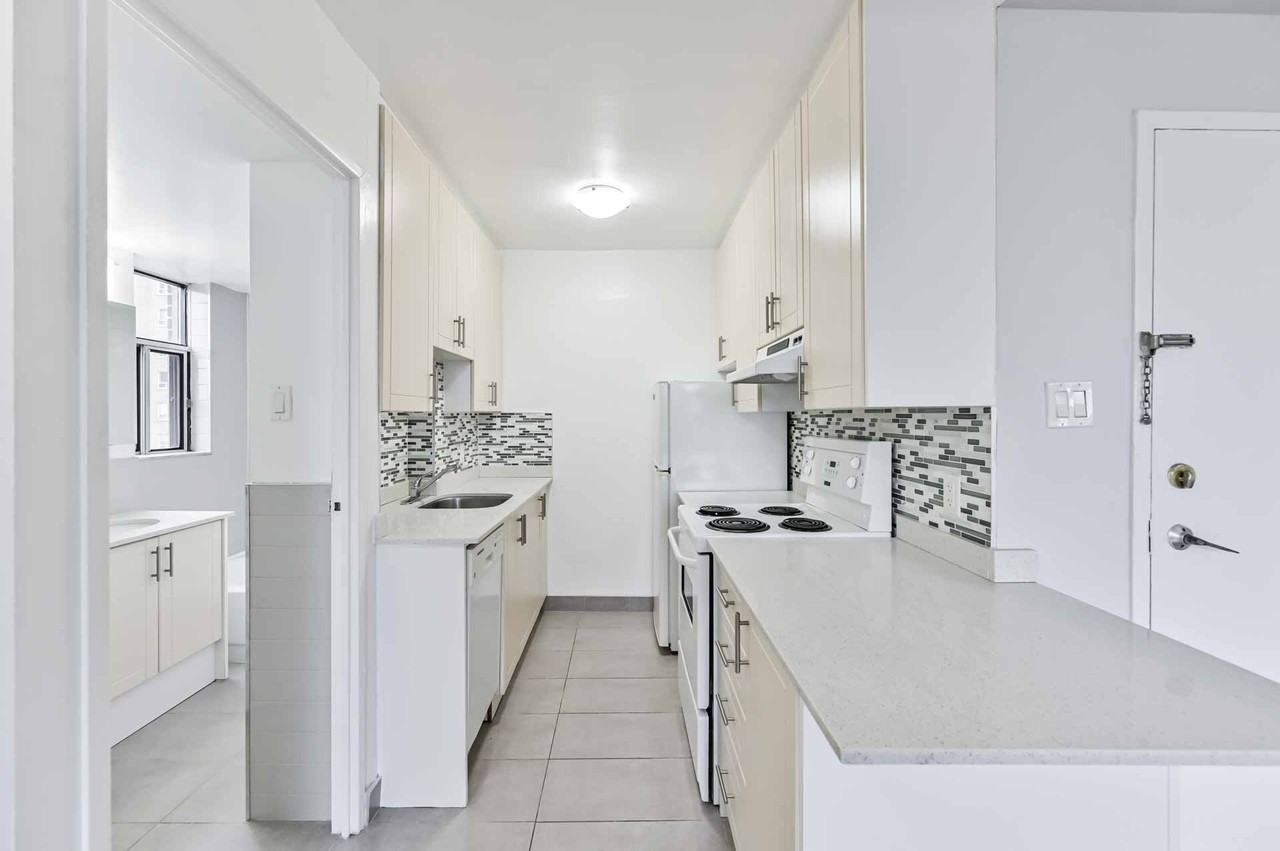 250 St. George - Photo 4 of 11