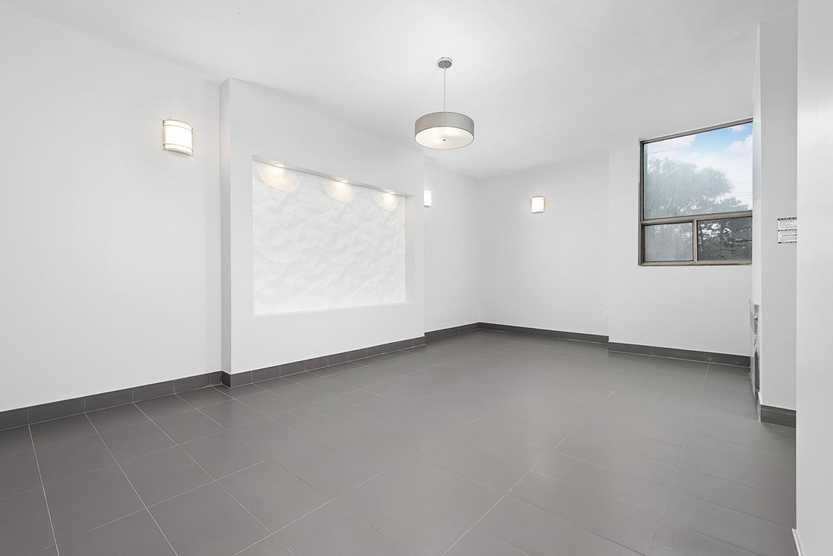 18 Steeles Avenue, East - Photo 5 of 25