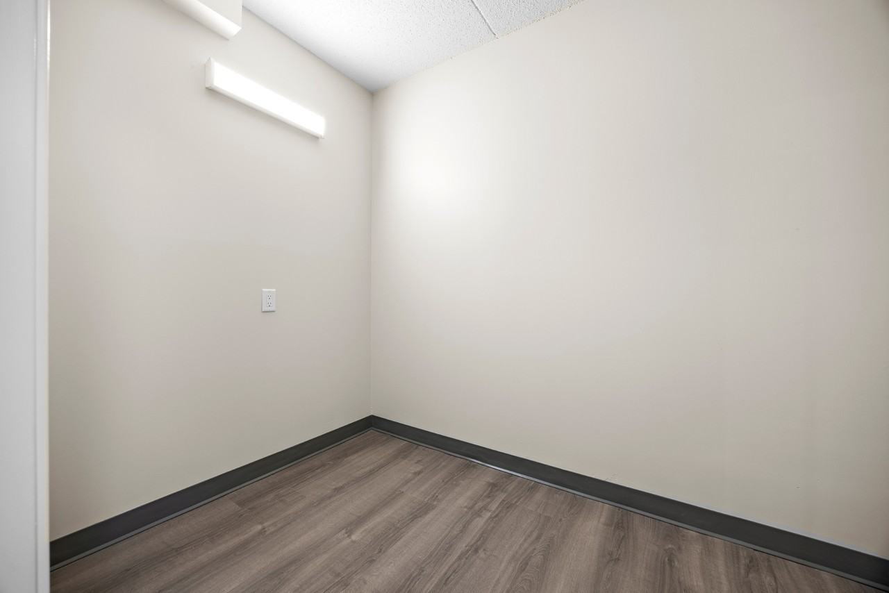 405 Park Road North - Photo 7 of 17