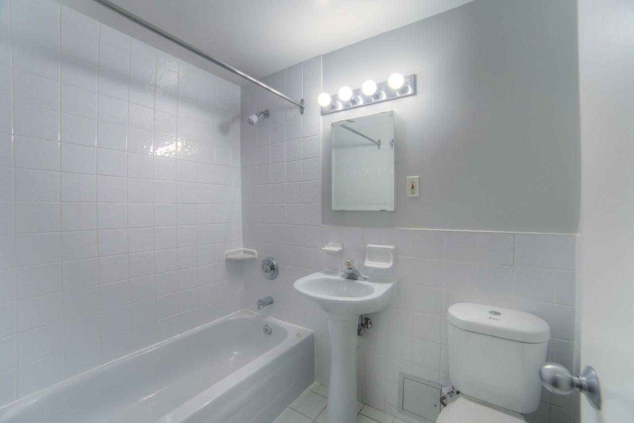 Ranleigh Manor - Photo 7 of 10