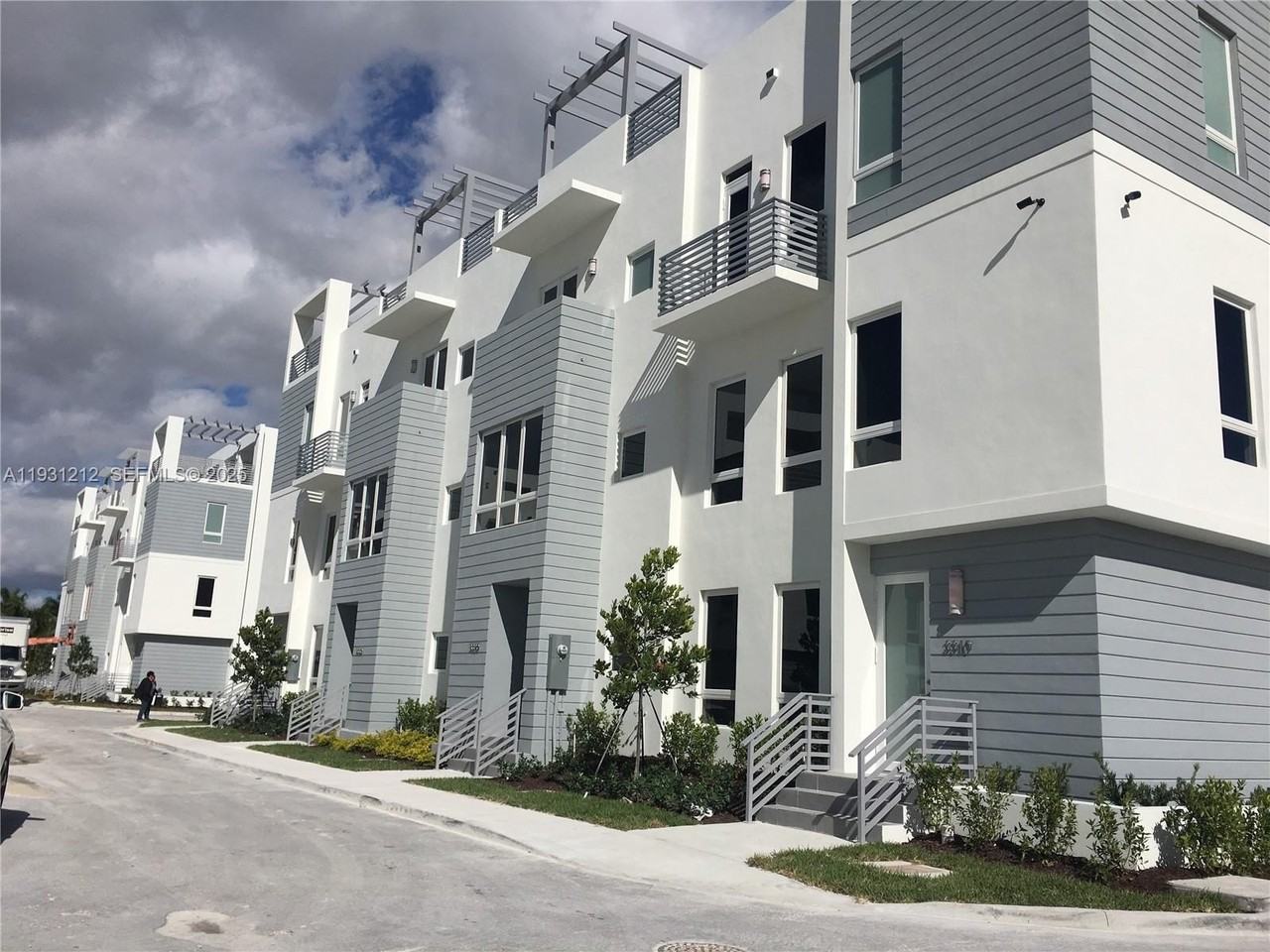 3310 Nw 91st Ave - Photo 2 of 29