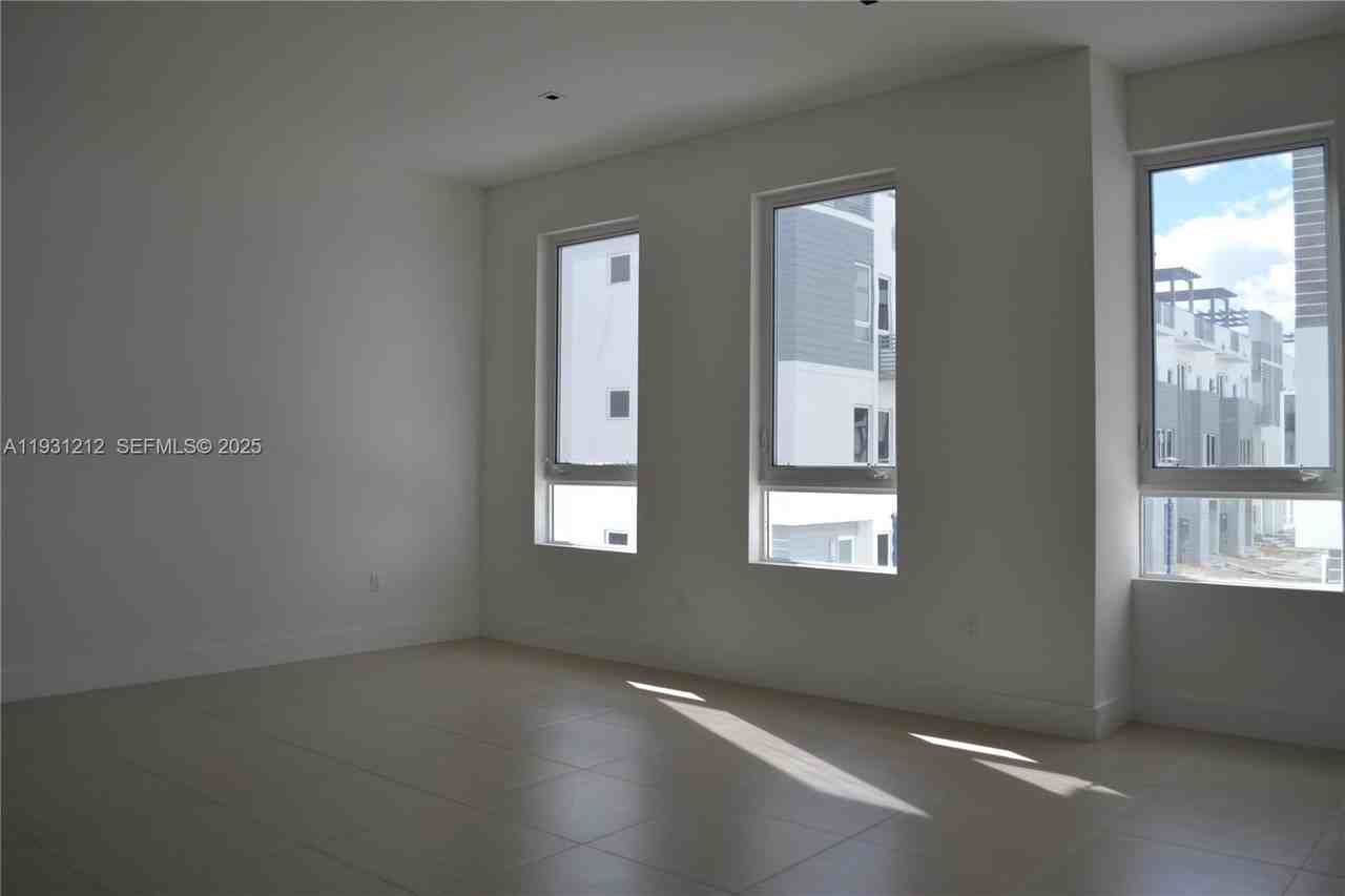 3310 Nw 91st Ave - Photo 7 of 29