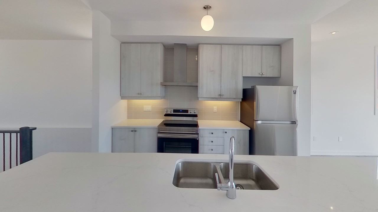 THREE BEDROOM TOWNHOME - BARRIE - Photo 2 of 18