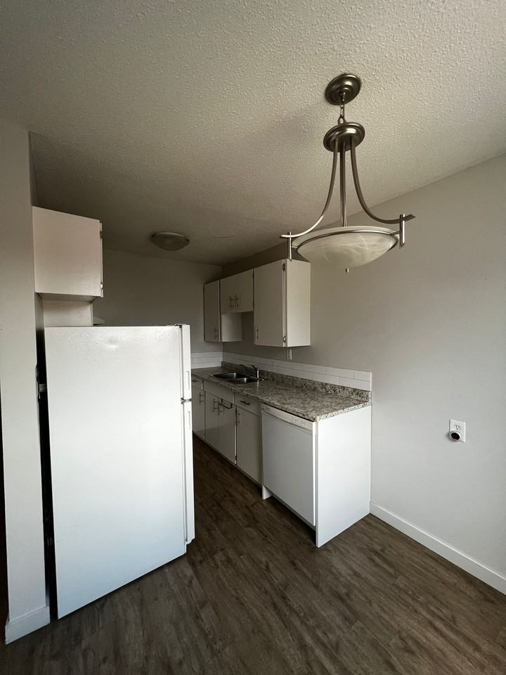 Strathcona Manor - Photo 4 of 10