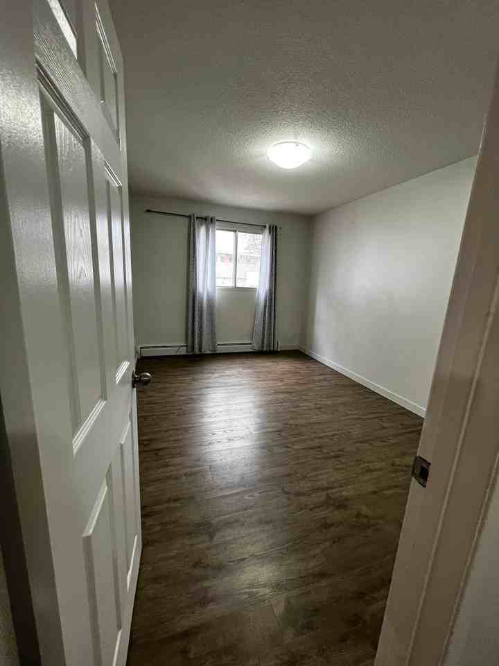 Strathcona Manor - Photo 5 of 10