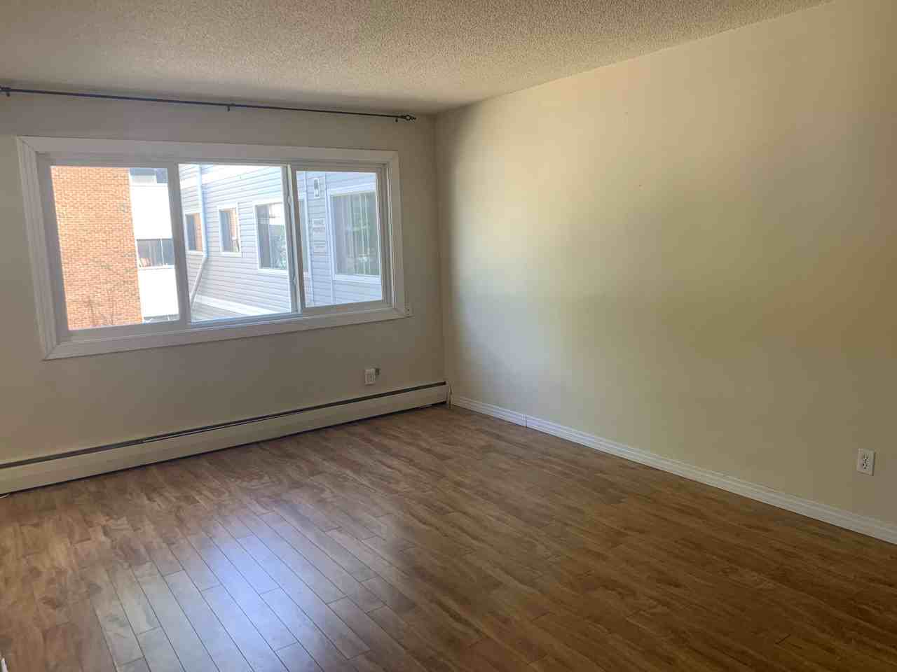 Whyte Pine Manor - Photo 6 of 24