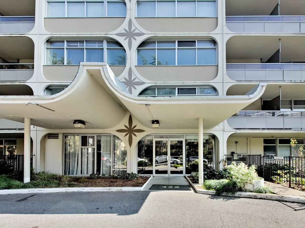 425 Avenue Road - Photo 7 of 50