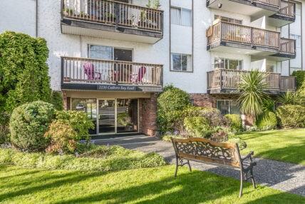 Woodridge Manor Apartments - Photo 5 of 17