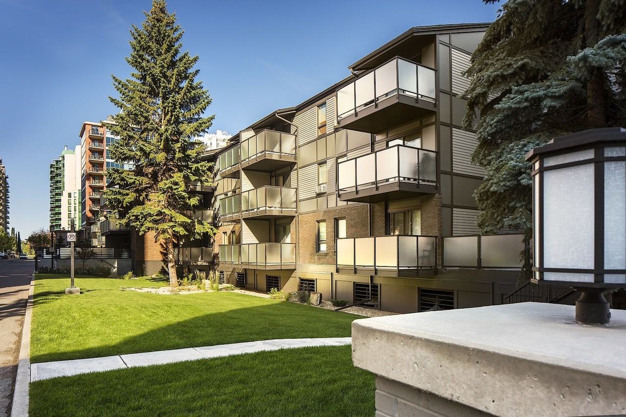 Eau Claire Manor - Photo 3 of 11