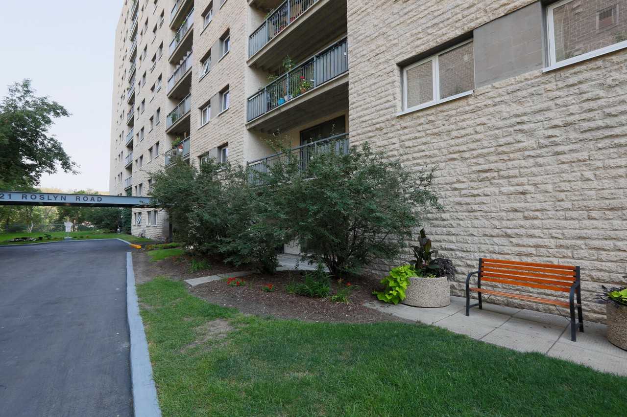 21 Roslyn Road - Photo 5 of 11