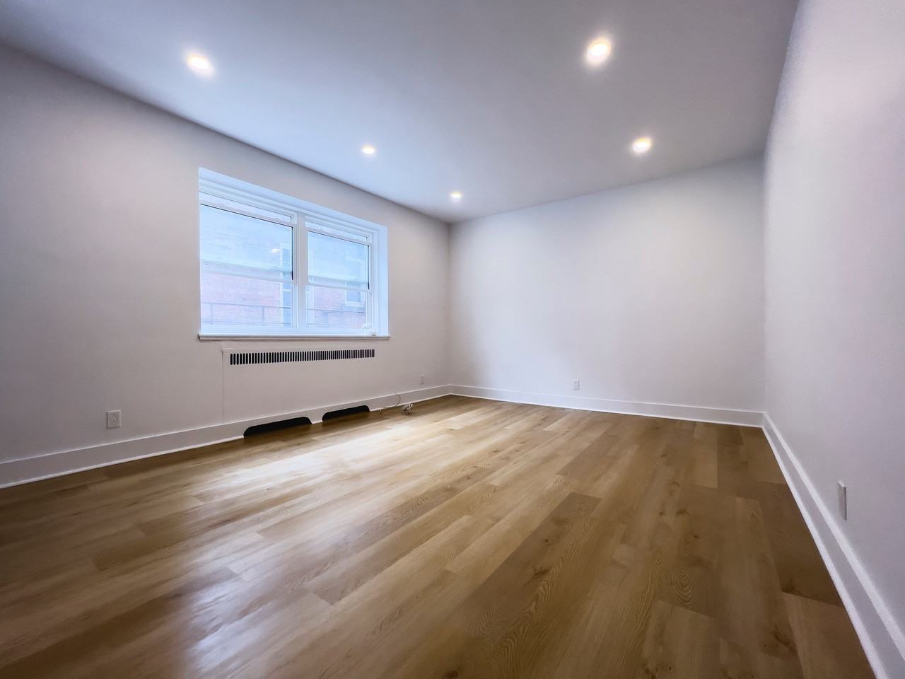 2070 Rue Chomedey - Photo 3 of 34