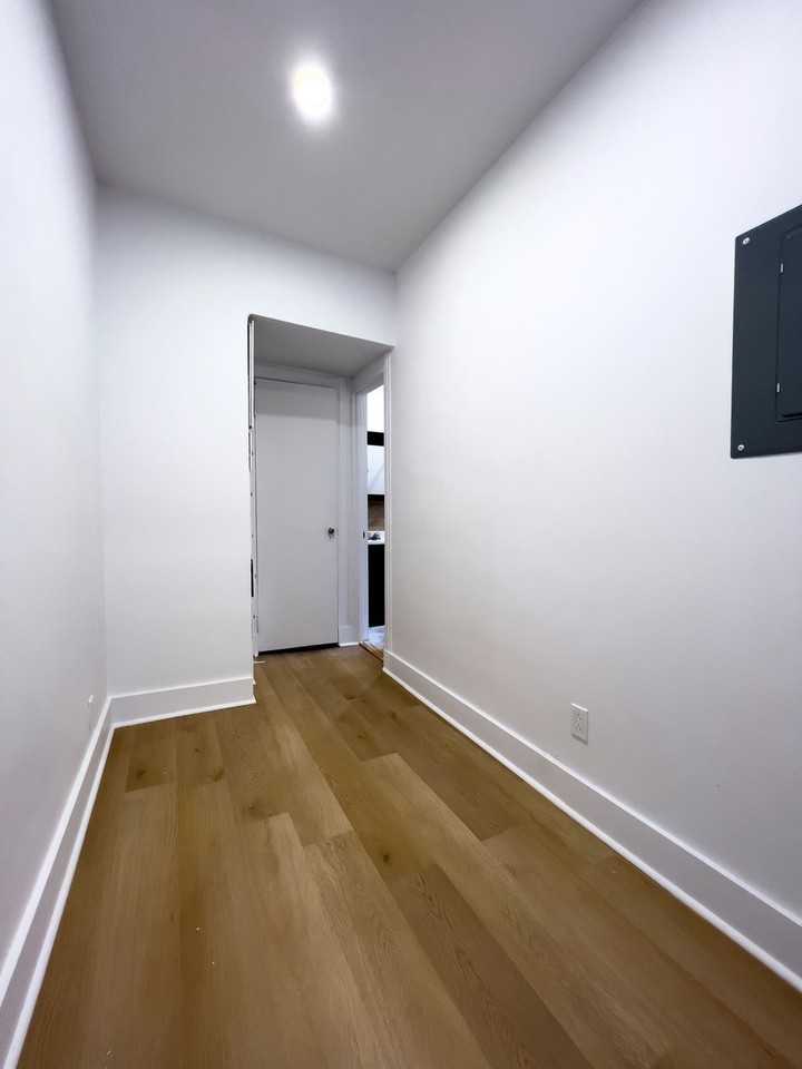 2070 Rue Chomedey - Photo 5 of 34