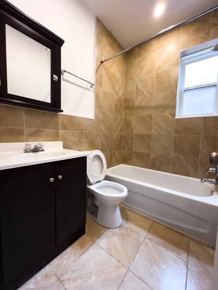 2070 Rue Chomedey - Photo 6 of 34