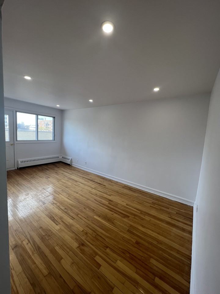 615 Hudson - Photo 3 of 10