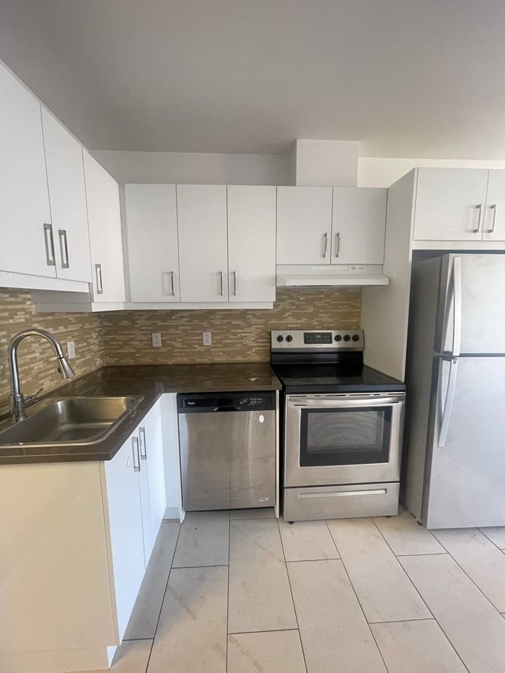 5285 Beaconsfield - Photo 2 of 11