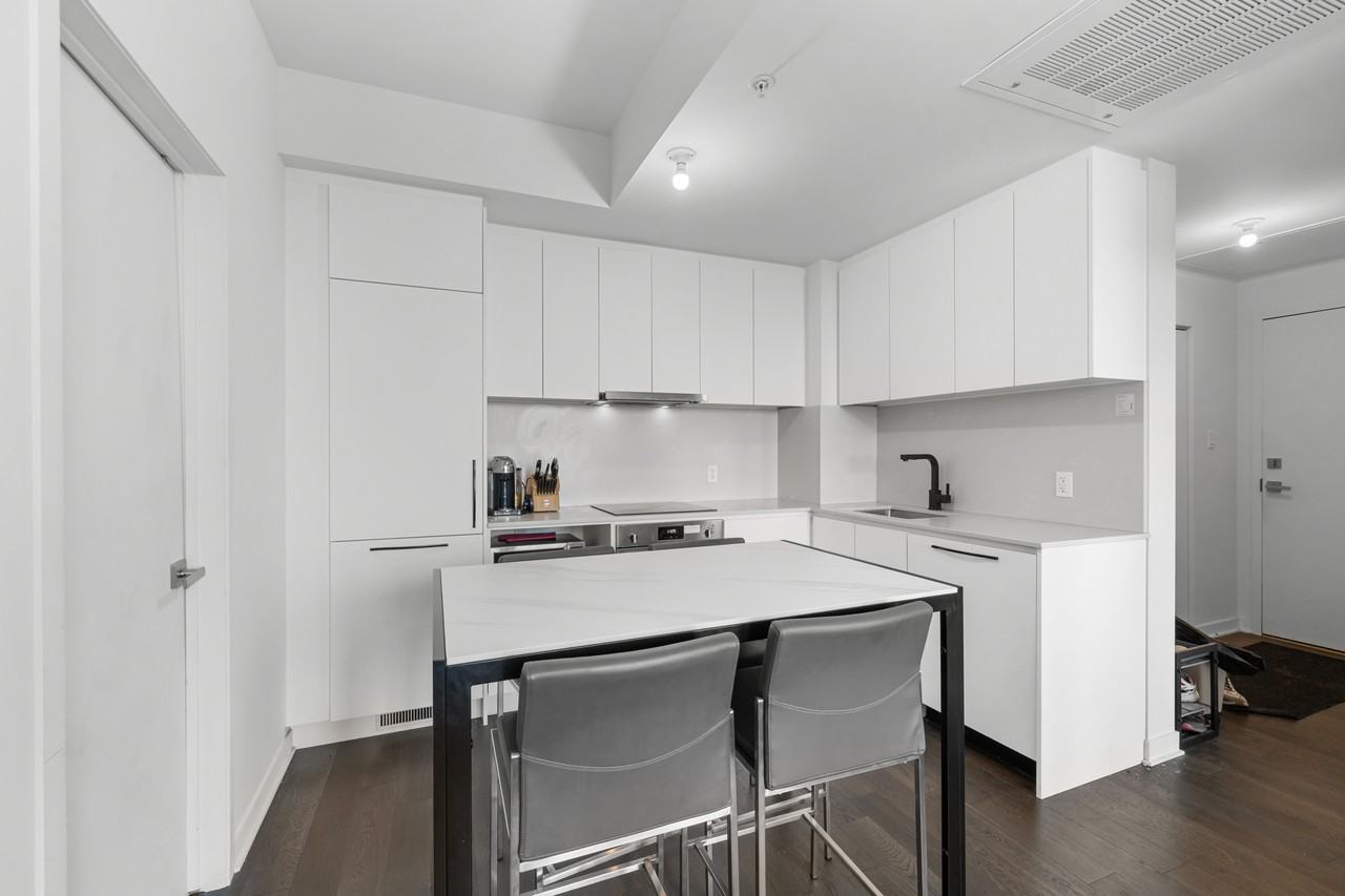 1160 Mackay - Photo 2 of 6