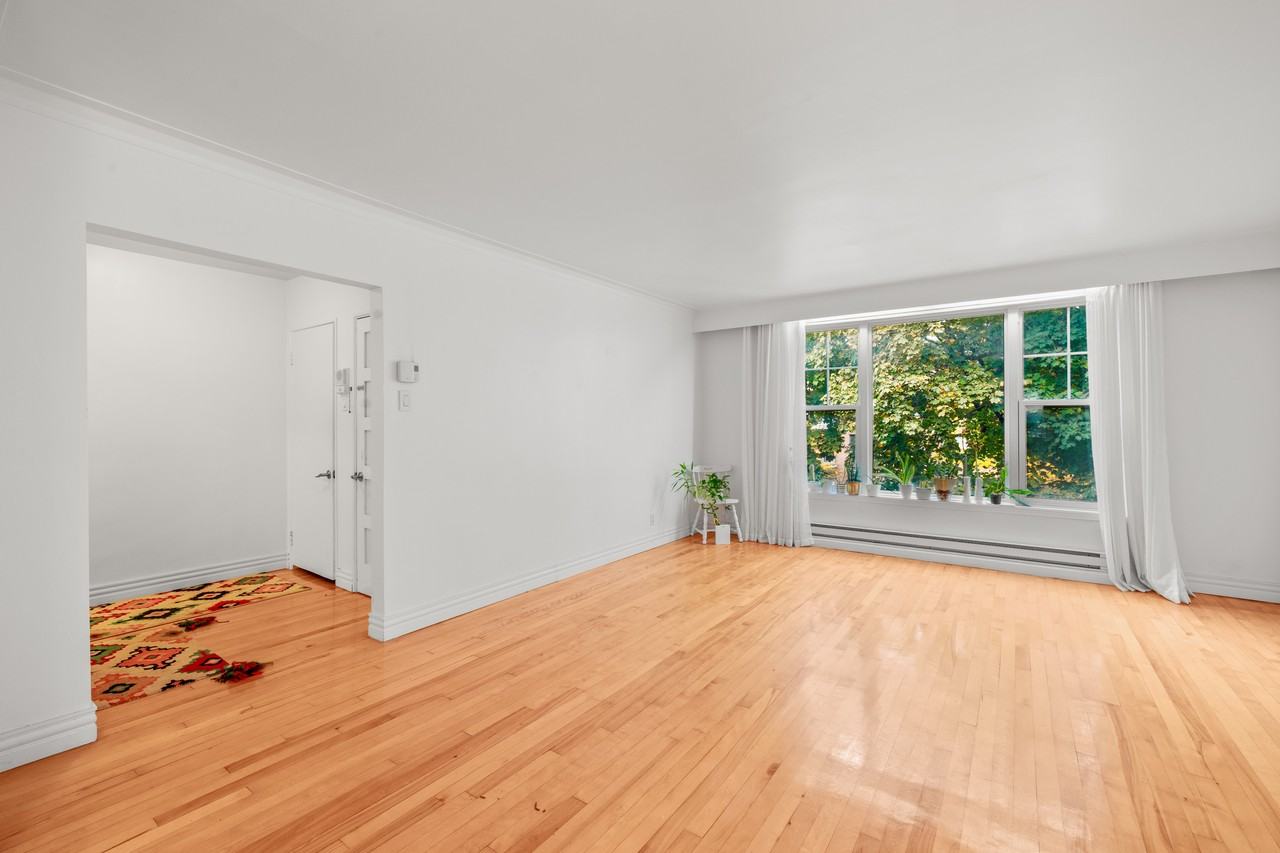 2402 Av. Fulton - Photo 2 of 11