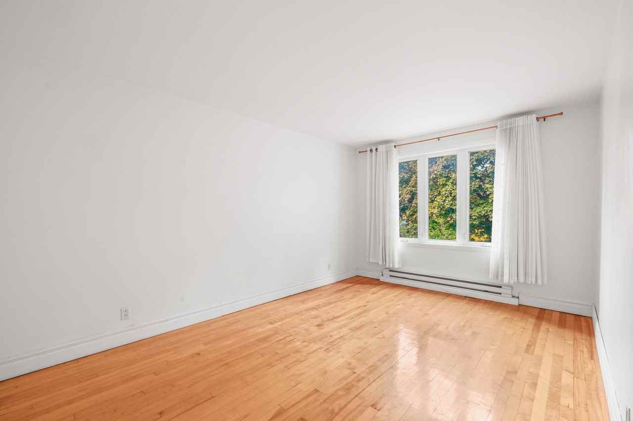 2402 Av. Fulton - Photo 3 of 11