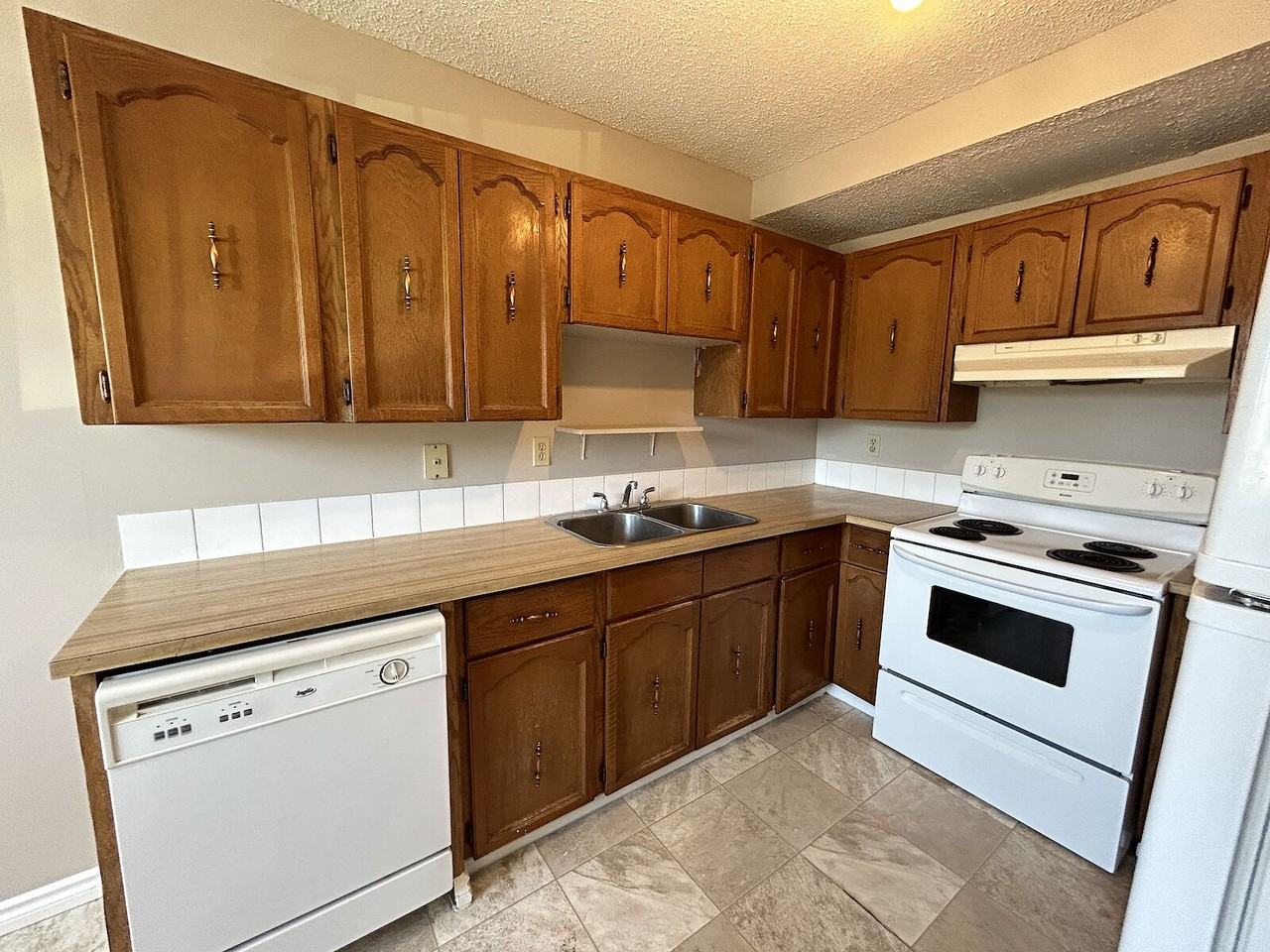 2941 109 Street Northwest, Edmonton, Alberta, Canada, T6J 4N6 - Photo 2 of 14