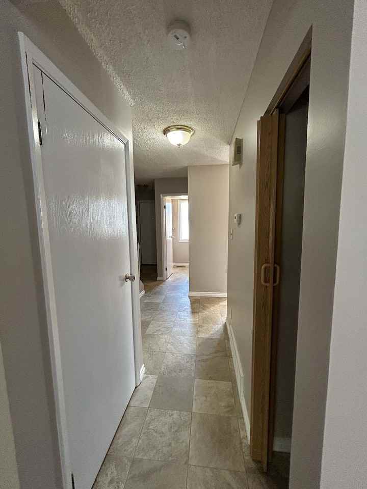 2941 109 Street Northwest, Edmonton, Alberta, Canada, T6J 4N6 - Photo 3 of 14