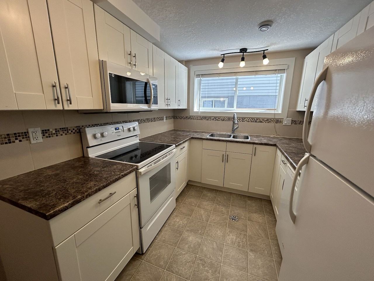 10921 122 Street Northwest, Edmonton, Alberta, Canada, T5M 0A7 - Photo 2 of 14