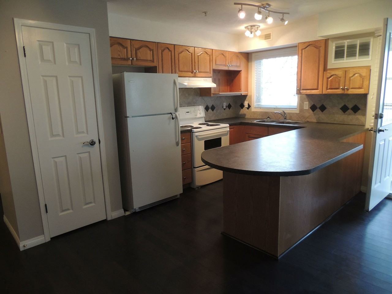 82th Avenue Northwest 201, Edmonton, Alberta, Canada, T6P 1E2 - Photo 2 of 11