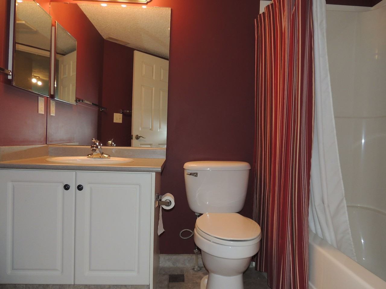 82th Avenue Northwest 201, Edmonton, Alberta, Canada, T6P 1E2 - Photo 6 of 11