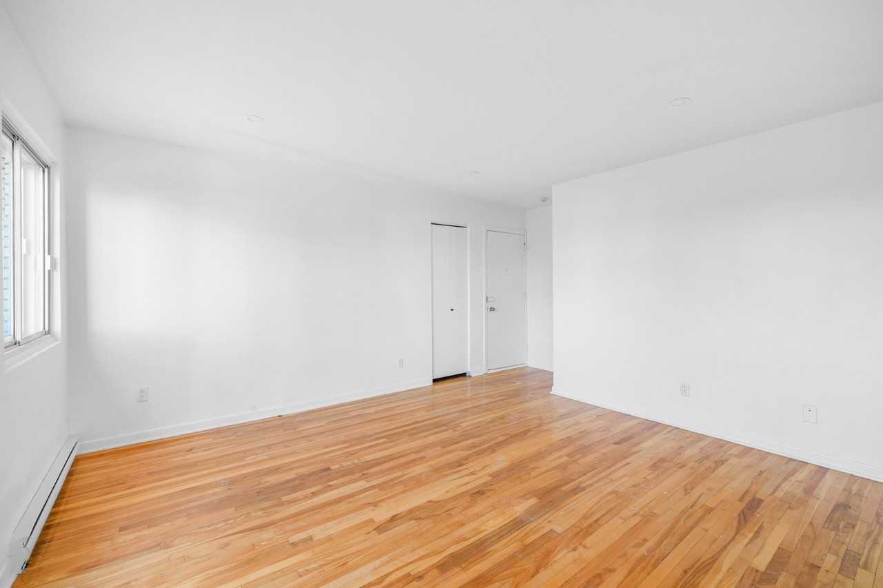 7050 Viau, app. 305 - Photo 5 of 9