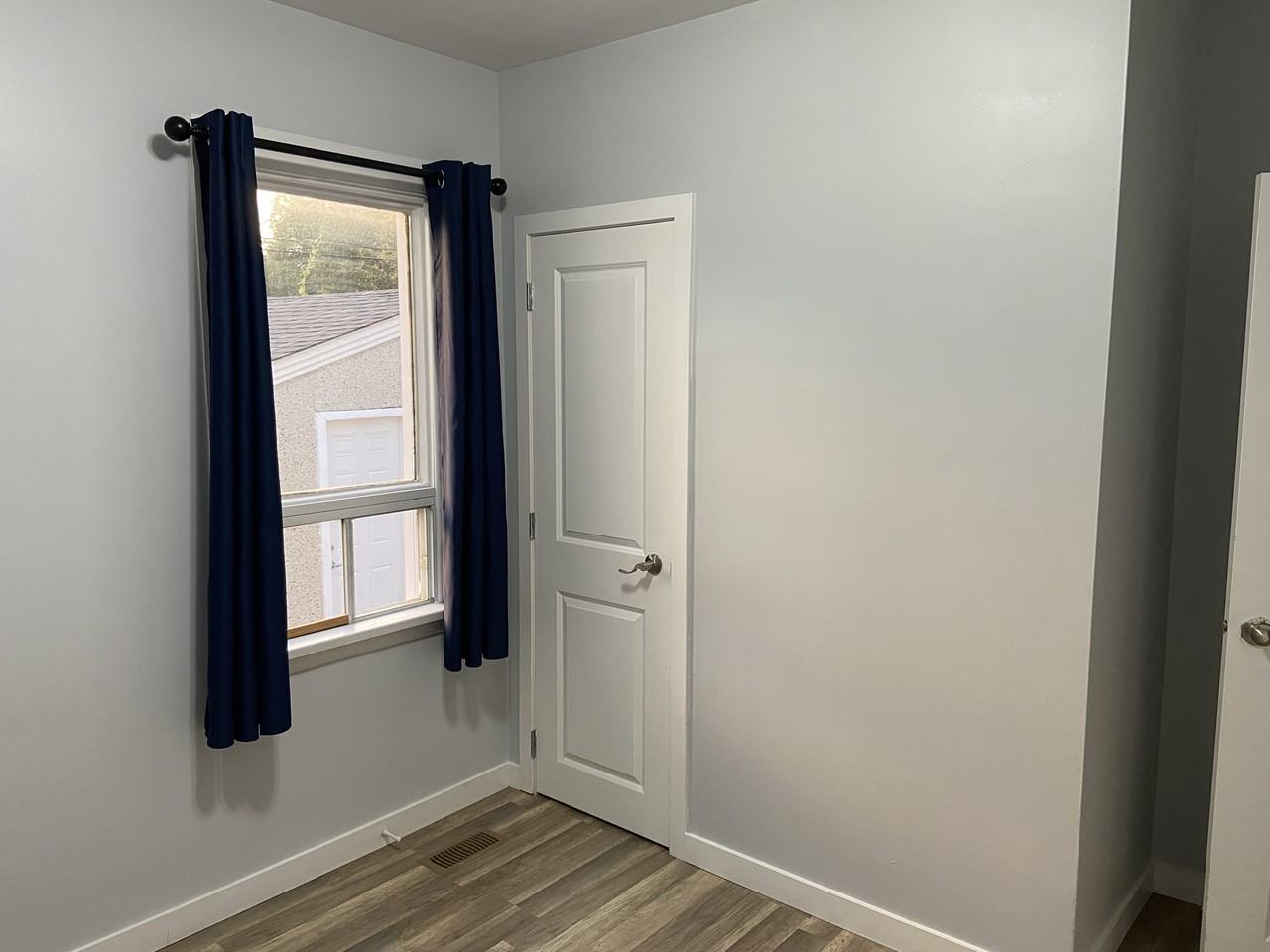 12030 127 St NW Main Floor & Garage - Photo 2 of 31