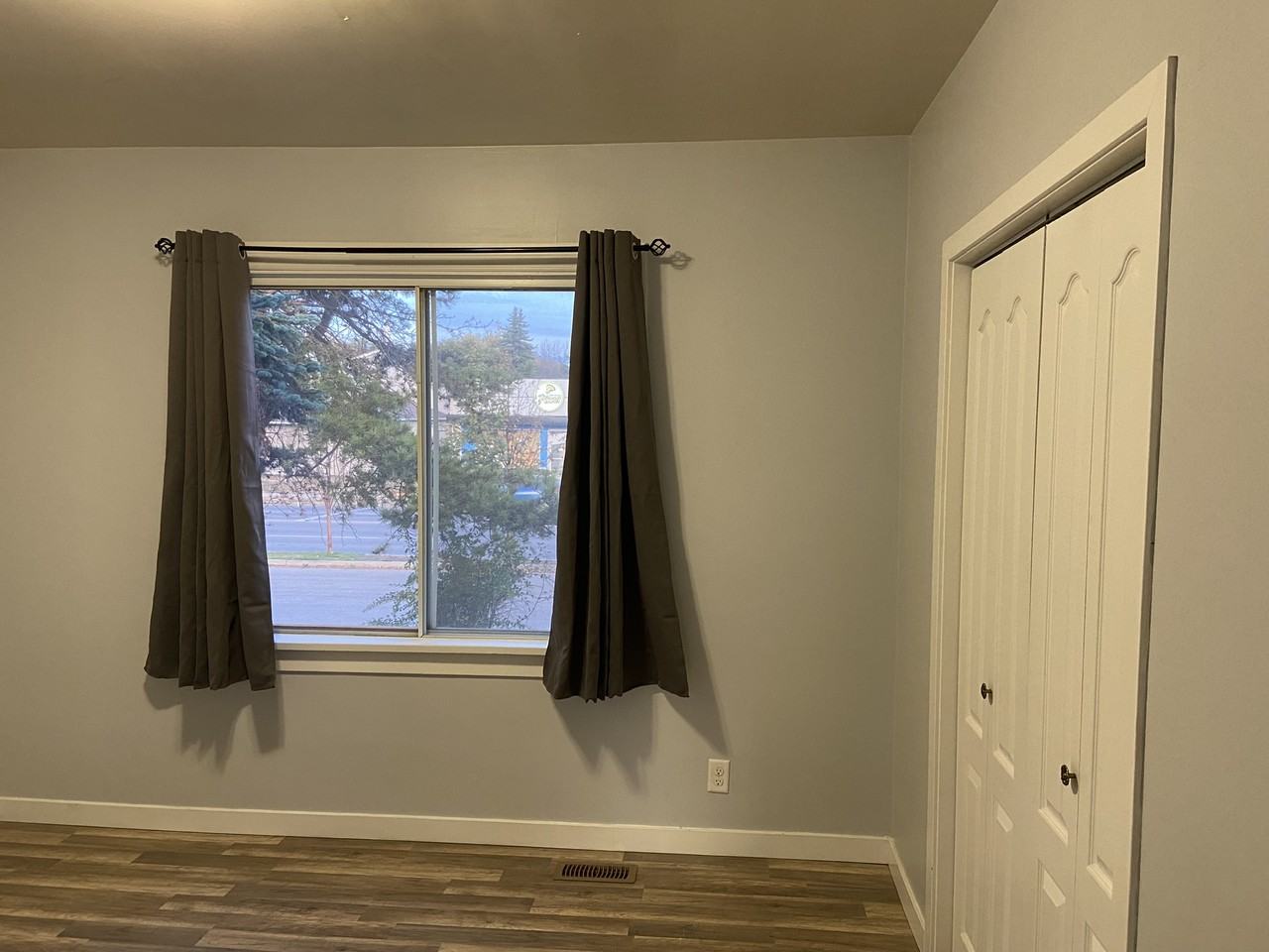 12030 127 St NW Main Floor & Garage - Photo 4 of 31