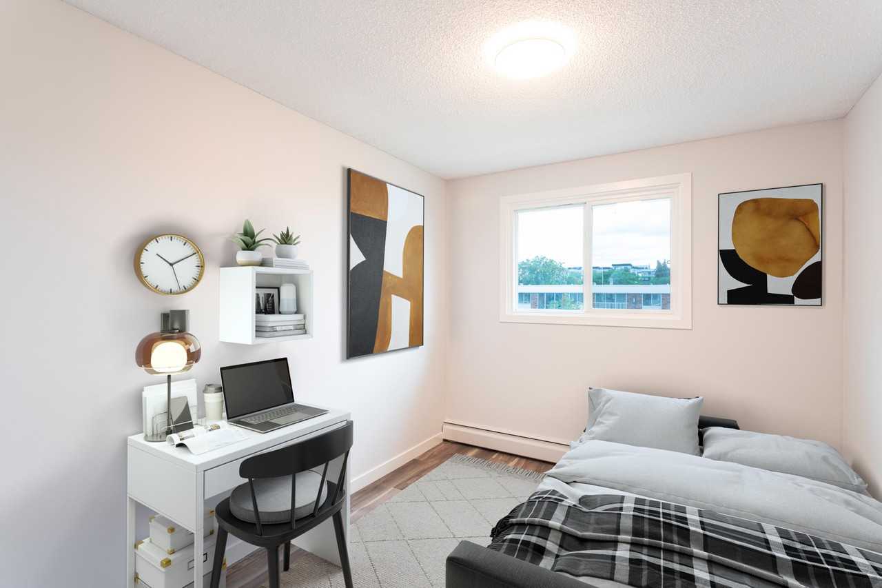 Robin Manor - Photo 3 of 15