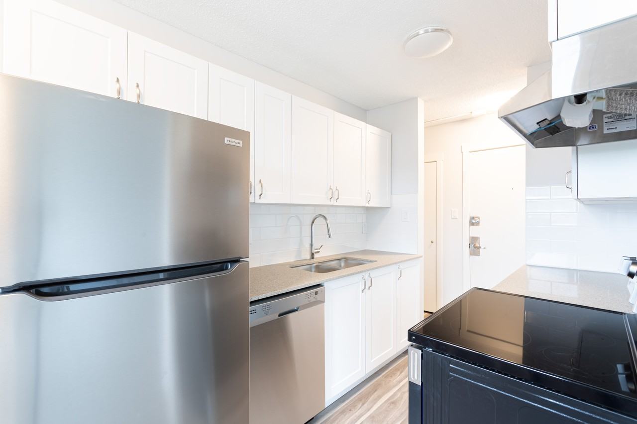 Robin Manor - Photo 5 of 15