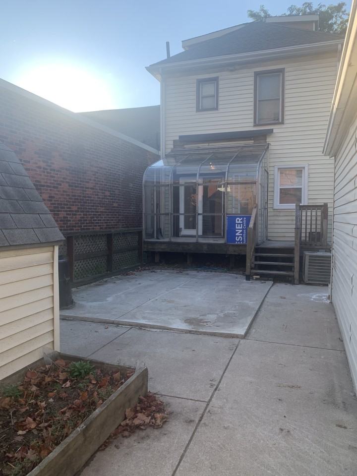 237 Prospect Street South, Main Floor - Photo 2 of 22