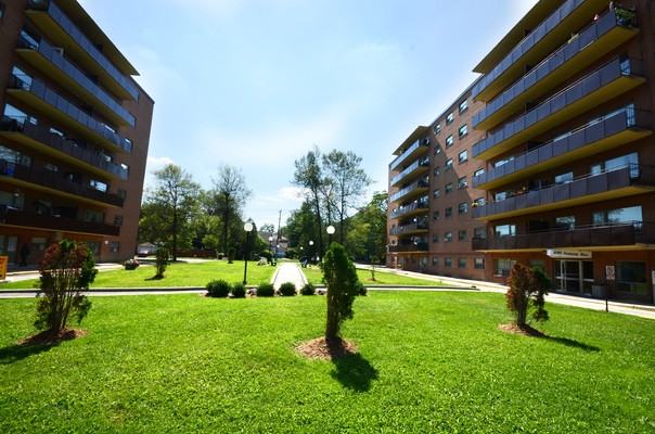 1051 Seneca Ave - Photo 3 of 32