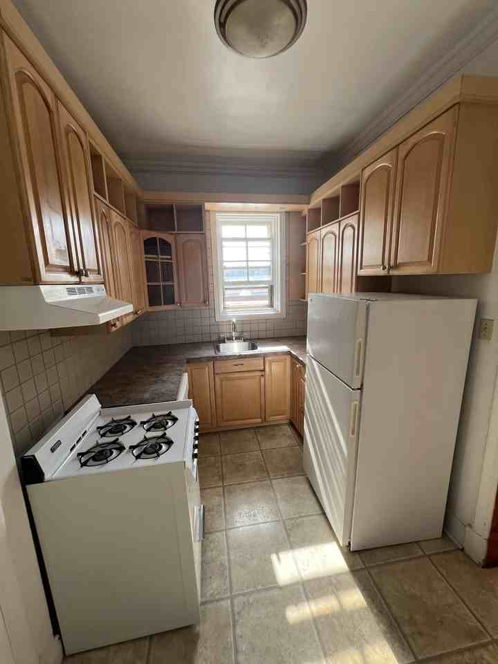 2384 Beaconsfield - Photo 3 of 14