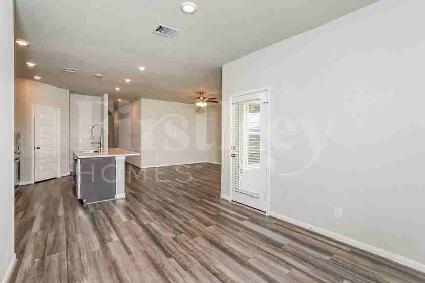 1011 Barstow Dr - Photo 4 of 15