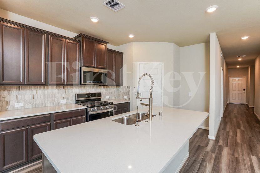 1011 Barstow Dr - Photo 5 of 15