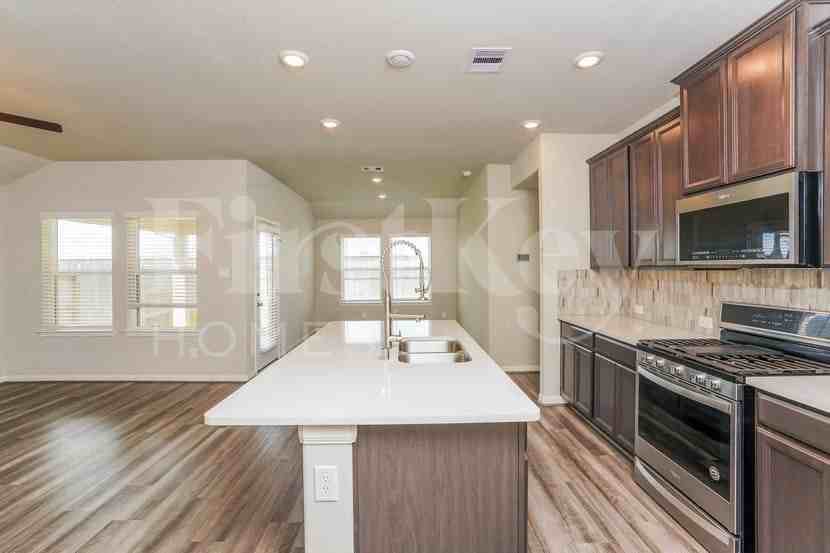 1011 Barstow Dr - Photo 6 of 15