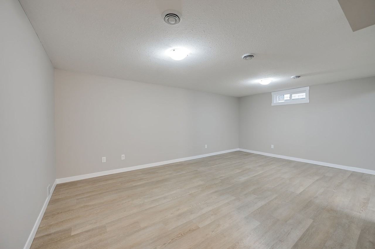 8704 136 Avenue Northwest, Down, Edmonton, Alberta, Canada, T5E 3E6 - Photo 6 of 15