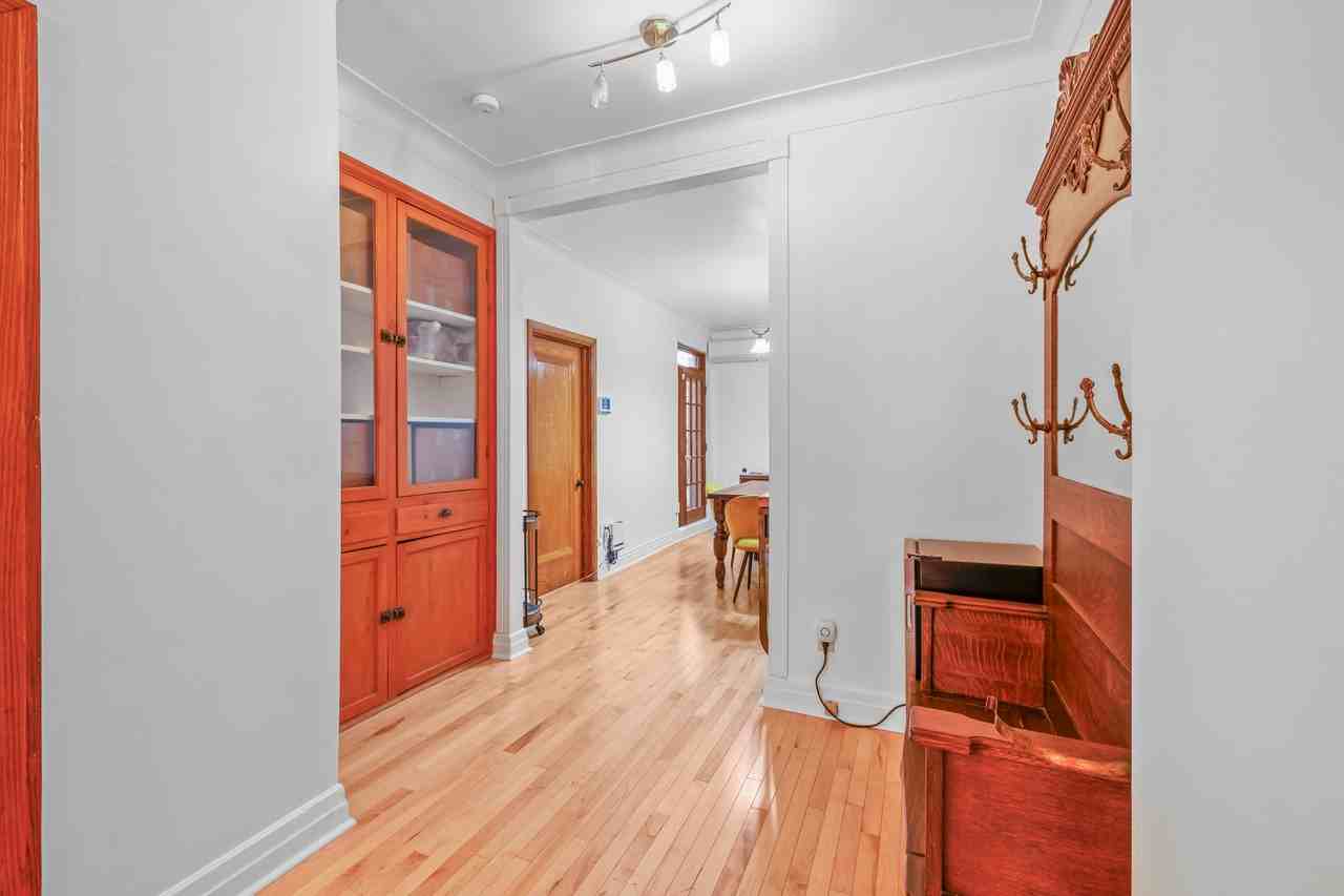 939 av. Rockland - Photo 2 of 25