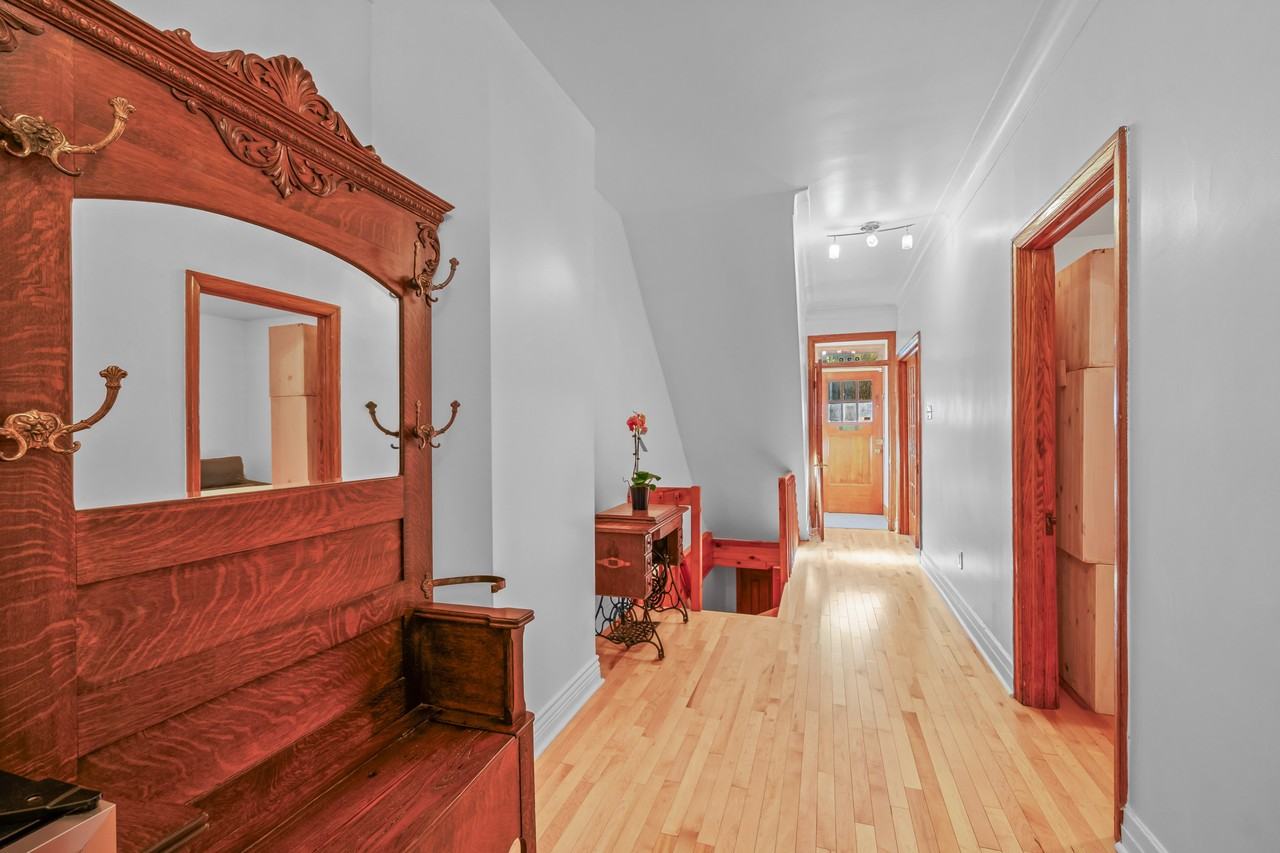 939 av. Rockland - Photo 3 of 25